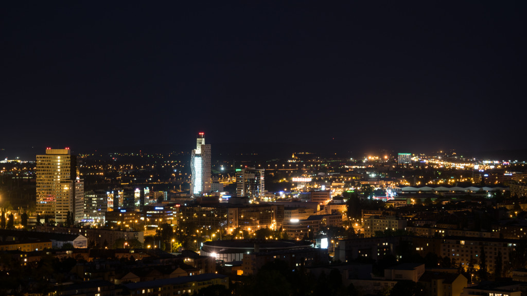 AZ Tower v noci